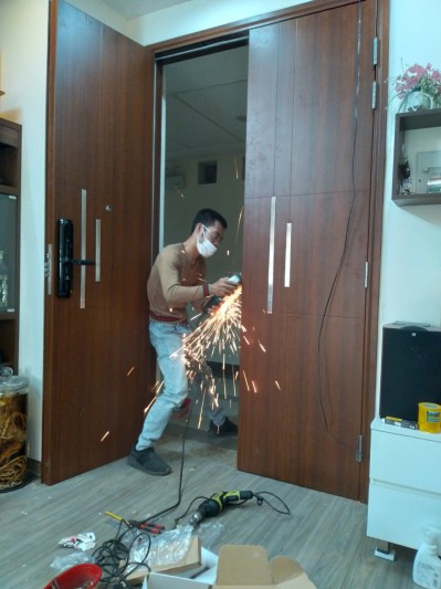 Thi công cửa 2 cánh đều căn hộ chung cư tại Gia Lâm